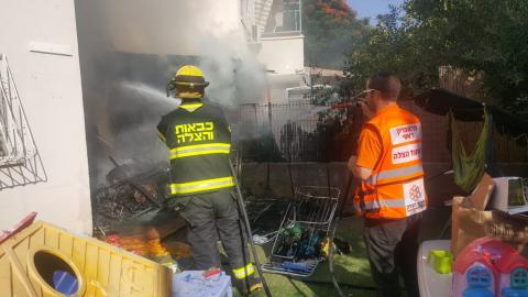 שריפה פרצה במחסנים סמוך לבניין - חדשות בפתח תקווה