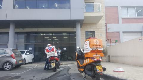 פועל נפצע במהלך עבודתו בסנפלינג - חדשות בפתח תקווה