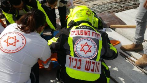 פועל נפצע ממוט ברזל ברחוב - חדשות בפתח תקווה