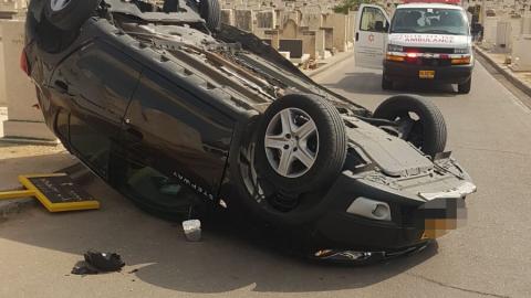 3 פצועים קל בהתהפכות רכב - חדשות בפתח תקווה