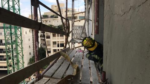 פיגומים קרסו מגובה של כ-12 - חדשות בפתח תקווה