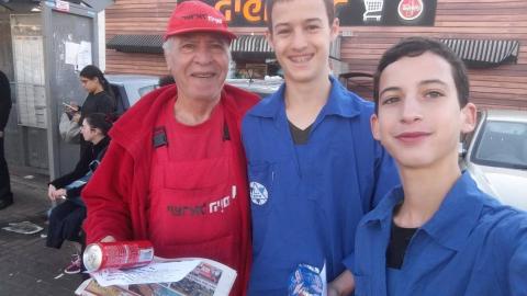 תנועת הנוער "עזרא" יצאו לרחובות - מעשים טובים בפתח תקווה