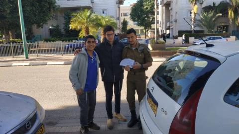 תנועת הנוער "עזרא" יצאו לרחובות - מעשים טובים בפתח תקווה