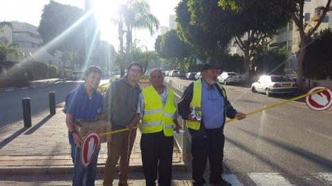 תנועת הנוער "עזרא" יצאו לרחובות - מעשים טובים בפתח תקווה