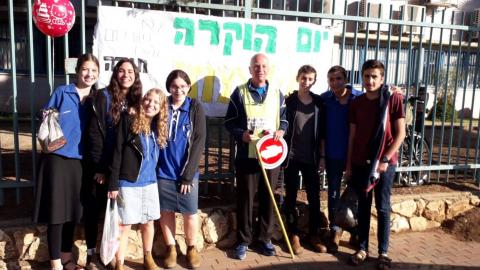 תנועת הנוער "עזרא" יצאו לרחובות - מעשים טובים בפתח תקווה