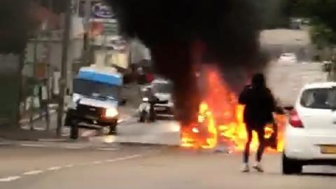 פיצוץ ברכב בשל קצר חשמלי - חדשות בפתח תקווה