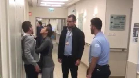 צפו במטופל תוקף מאבטח בבית - חדשות בפתח תקווה