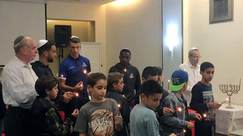 שחקני הפועל פ"ת השתתפו בהדלקת - ספורט בפתח תקווה