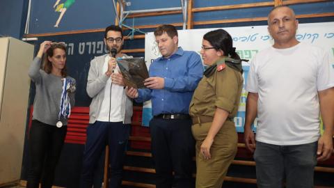 הורים וילדים משחקים ביחד בפתח - ספורט בפתח תקווה