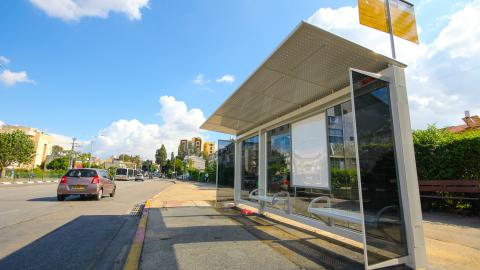 תחנות אוטובוס חכמות ועמודי מידע - תחבורה בפתח תקווה