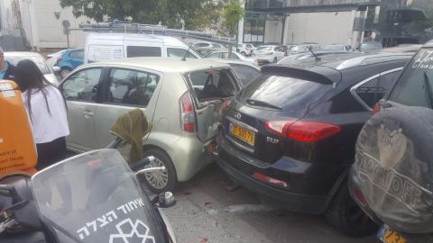 התנגשה ב-4 רכבים חונים בחניון - חדשות בפתח תקווה