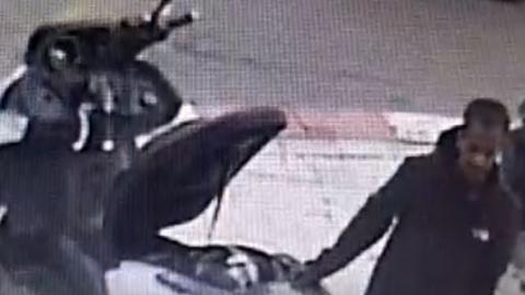 גנבו לעובד בחנות פלאפל בפתח - חדשות בפתח תקווה