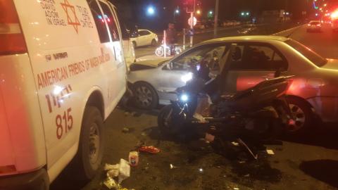 4 פצועים בתאונה ברחוב ז'בוטינסקי - חדשות בפתח תקווה