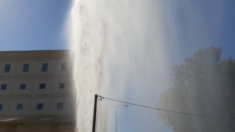 מפל מים כתוצאה מפיצוץ בצינור - חדשות בפתח תקווה