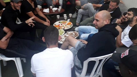 אולי השירה בקריוקי וארוחת "על - חיי זוהר בפתח תקווה