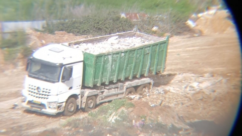 נתפסה משאית שופכת פסולת בניין - חדשות בפתח תקווה