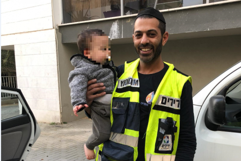 פעוט בן שנה ננעל ברכב - חדשות בפתח תקווה