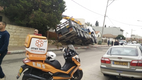 משאית מנוף התהפכה על בית - חדשות בפתח תקווה