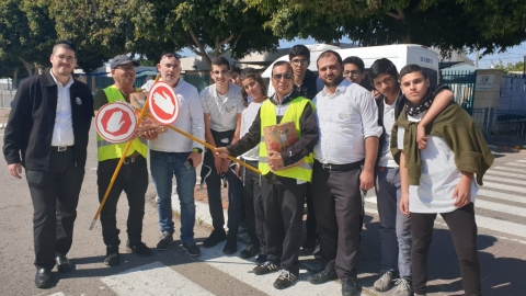 משלוחי מנות ל"מעבירי הכבישים" בשכונת - מעשים טובים בפתח תקווה