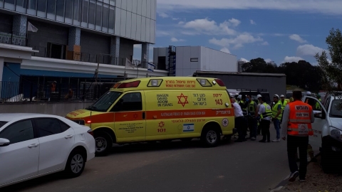 פועל נפצע במהלך עבודתו באתר - חדשות בפתח תקווה