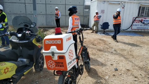 פועל נפצע בינוני לאחר שנפל - חדשות בפתח תקווה