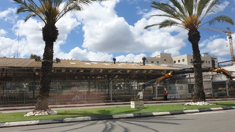 מתבצעות עבודות לפירוק לוחות אסבסט - איכות הסביבה וחזות העיר בפתח תקווה