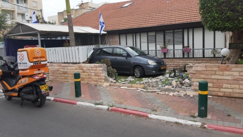 נהגת איבדה שליטה, פרצה גדר - חדשות בפתח תקווה