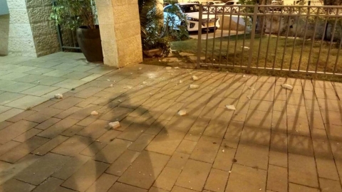 אבני חיפוי נפלו מהמרפסת - חדשות בפתח תקווה