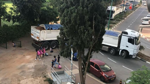 המשאיות נוסעות אחורה והתלמידים הולכים - חדשות בפתח תקווה