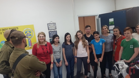 איריס וירין מילר עם תלמידי - מעשים טובים בפתח תקווה