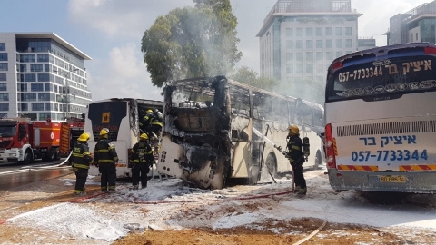 3 אוטובוסים עלו באש ברחוב - חדשות בפתח תקווה