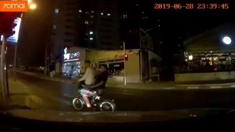 צפו בנסיעה מסוכנת על אופניים - תחבורה בפתח תקווה