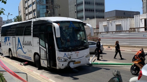 אוטובוס ללא נהג הידרדר ופגע - חדשות בפתח תקווה