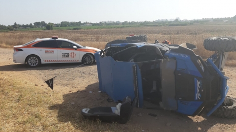 4 פצועים בהתהפכות ריינג'ר בשטח - חדשות בפתח תקווה