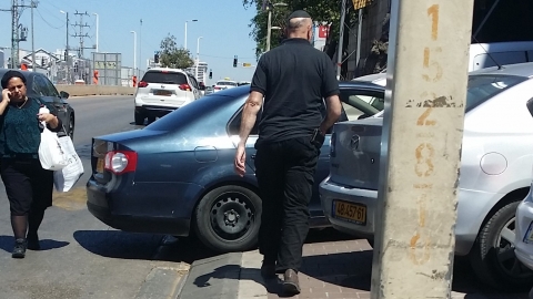 בדרך ז'בוטינסקי בפ"ת: הרכבים חונים - תחבורה בפתח תקווה