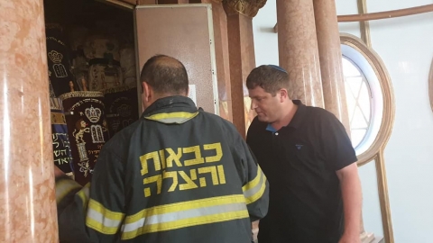 הוצת ארון הקודש בבית הכנסת - חדשות בפתח תקווה