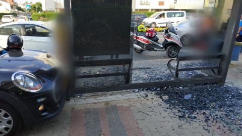 רכב התנגש בתחנת אוטובוס ברח' - חדשות בפתח תקווה