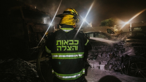 3 רכבים ומשאית עלו באש - חדשות בפתח תקווה