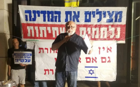 הסופר יהושע סובול בהפגנה נגד - חדשות בפתח תקווה