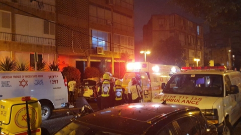 גבר נפל מקומה רביעית ברחוב - חדשות בפתח תקווה