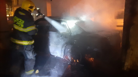 רכב עלה באש מתחת לבניין - חדשות בפתח תקווה