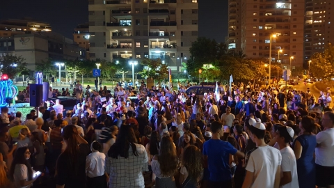 אלפים חגגו בשמחת תורה ברחבי - קהילות בפתח תקווה