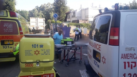 בן 50 נפצע מארון שנפל - חדשות בפתח תקווה