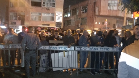 מאות רבות נאלצו להמתין בחוץ - חדשות בפתח תקווה