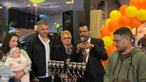 הדלקת נרות מרגשת בבורגרים סגולה - קהילות בפתח תקווה