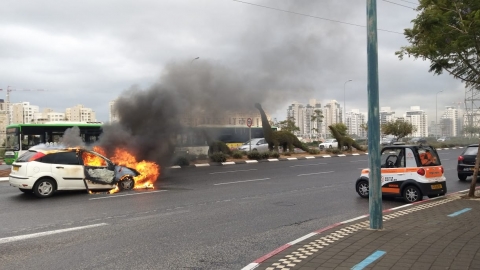 רכב עלה באש ברחוב יצחק - חדשות בפתח תקווה
