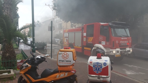 מכולת אשפה עלה באש ברחוב - חדשות בפתח תקווה
