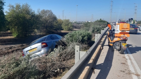 נהג איבד שליטה והדרדר לתעלה - חדשות בפתח תקווה