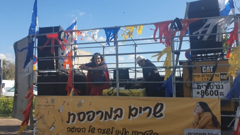 צפו במשאית שעושה שמח בשכונות - חדשות בפתח תקווה