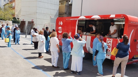 450 מנות של המבורגר לביה"ח - מעשים טובים בפתח תקווה